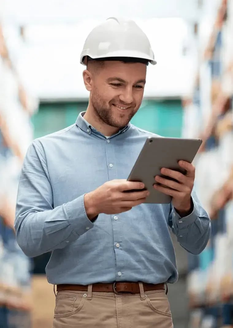 mann-mit-mittlerem-schuss-der-tablette-haelt