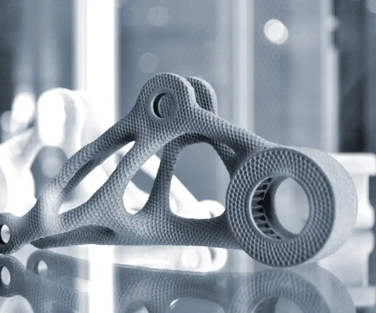 graues-abstraktes-modellobjekt-gedruckt-auf-3d-drucker-aus-pulvernahaufnahme